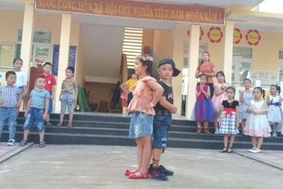 Hoạt động trải nghiệm dưới cờ (trình diễn thời trang của học sinh lớp 1)