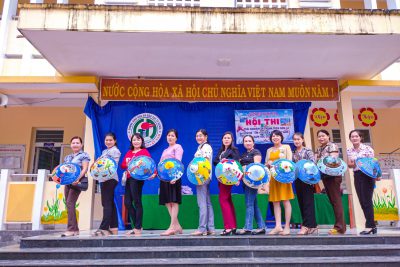 Hình ảnh Hội thi “Vẽ tranh trên nón lá” chào mừng 22/12/2020